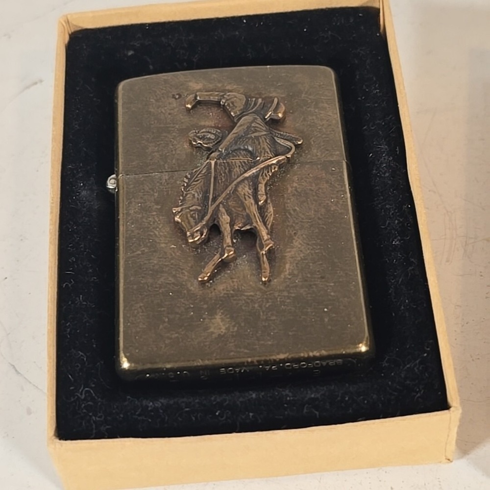 1994 MARLBORO COUNTRY STORE COWBOY BRASS ZIPPO LIGHTER Read